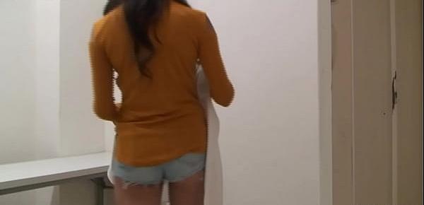  Japanese Sexy Idol Rena in Public Changing Room